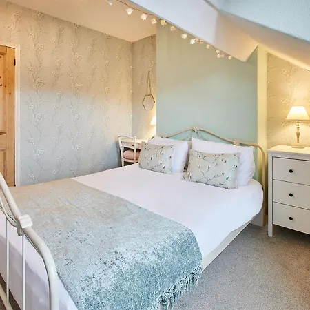 Host & - Allium House Whitby