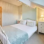 Host & - Allium House Whitby